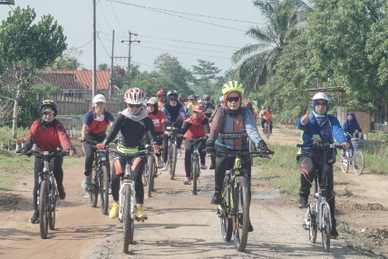 Kornelia Umar Kunjungi Sekolah-sekolah di Way Kenanga dengan Mengayuh Sepeda