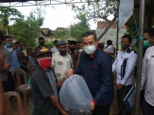 Bupati Pesawaran Serahkan Bantuan Pakan dan Bibit Ikan Tawar