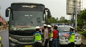 Sat Lantas Polres Lampung Utara Pasang Sticker Stop Covid-19 pada Angkutan Umum