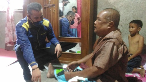 Ditengok Dendi Calon Bupati Pesawaran, Saparudin (48) Penderita Penyakit Komplikasi Bahagia