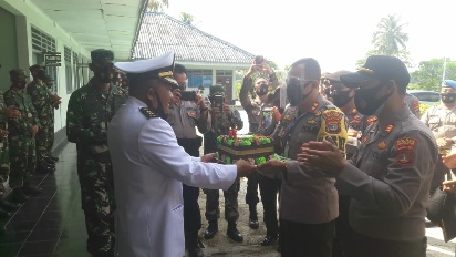 Dirgahayu TNI ke-75, Jajaran Polres Lampung Utara Berikan Surprise Datangi Mako TNI