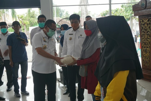 Pemkab Lamsel Distribusikan 1.848 Paket Sembako di Kecamatan Palas