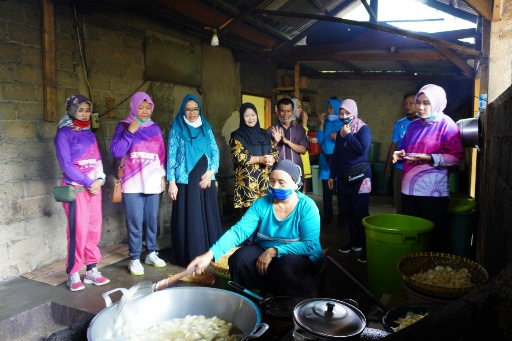 Kornelia Umar Perkenalkan Produk UMKM kepada Istri Pangdam