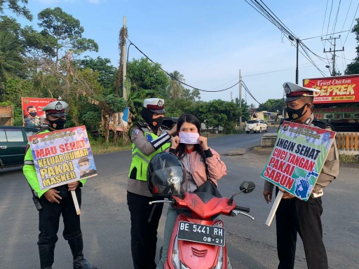 Sosialisasi Penerapan Protokol Kesehatan, Polres Pesawaran Kasih Masker Gratis
