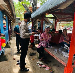 Gabungan Personil Polres Pesawaran Patroli di Pusat Wisata Pantai