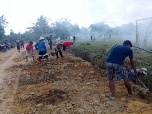 Pj Kepalo Tiyuh Mulya Jaya Rangkul Warga dan Paguyuban Pencak Silat Gotong-royong Bersihkan Lingkungan