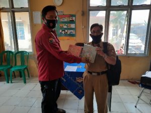 Kenalkan Polri Sejak Dini, Polres Lampung Utara Bagikan Buku ke Sekolah Dasar