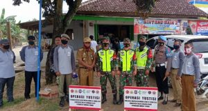 Camat Gunung Terang Berikan Masker ke Pengendara Terjaring Operasi Yustisi