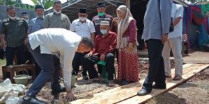 Dendi Letakkan Batu Pertama Pembangunan Mushala Al Kahfi di Desa Wiyono