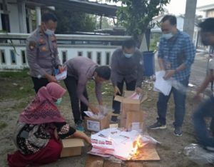 KPU Pesisir Barat Monitoring Keuangan dan Musnahkan Surat Suara Hasil Penyortiran