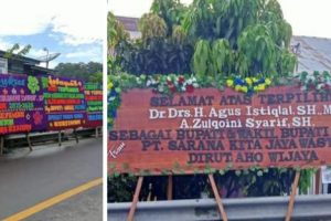 Halaman Rumah Dinas Bupati Pesisir Barat Dipenuhi Karangan Bunga