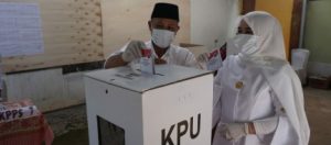 Nanang Ermanto Gunakan Hak Pilih Pilkada di TPS 001 Dusun 1B Desa Way Galih