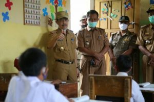 Pantau Protokol Kesehatan di Sekolah, Sekda Pesisir Barat Minta Siswa Tak Berkerumun