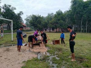 Aksi Gotong-royong Pemuda Karang Taruna Palapa di Lapangan Merdeka Tiyuh Panaragan