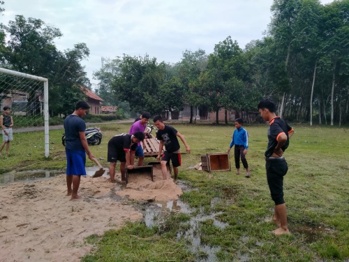 Aksi Gotong-royong Pemuda Karang Taruna Palapa di Lapangan Merdeka Tiyuh Panaragan