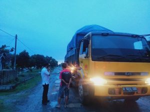 Camat Gunung Agung Larang Kendaraan Melebihi Tonase Melintas