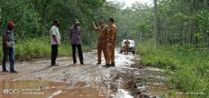 Camat Lambu Kibang Cek Lokasi 2 Titik Jalan Rusak