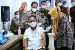 Mingrum Gumay Jadi Orang Pertama yang Divaksin di Provinsi Lampung
