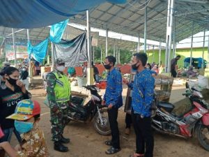 Anggota Kodim 0426 Tulangbawang tak Jemu Ingatkan Masyarakat Selalu Pakai Masker