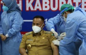 Nanang Ermanto Jalani Vaksinasi Covid-19 Kedua di RSUD Bob Bazar