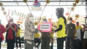 Gelar Bakti Sosial, Winarni Nanang Hadiri Anniversary Water Park Slanik ke-5