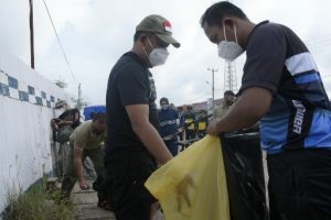 Peringati HPSN, Bupati Umar Ahmad Turun ke Jalanan Lakukan Aksi Pungut Sampah