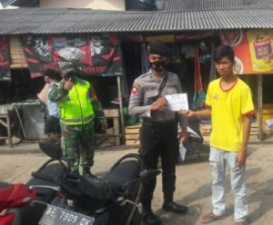 Bersama Perangkat Desa Bangun Mulyo, Sertu I Nengah Ajak Warga Selalu Kenakan Masker
