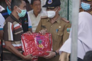 Plh Bupati Pesibar Serahkan Bantuan Warga Terdampak Kebakaran Pekon Penggawa V Ulu