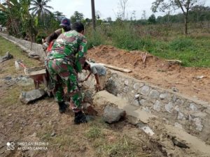 Sertu Yustinus Sesar Babinsa Koramil 426-05 Penawar Aji Ikut Gotong royong Buat Siring