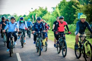 Bupati Umar Ahmad Gowes Bersama Keluarga Besar Dinas Pendidikan Provinsi Lampung