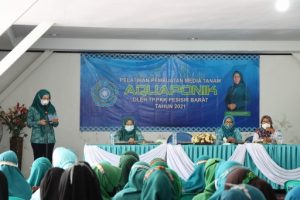 Pelatihan Pembuatan Media Tanam Aquaponik TP PKK Kabupaten Pesisir Barat