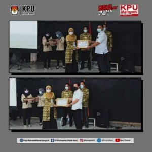 Stakeholder Terima Piagam Penghargaan KPU Pesisir Barat