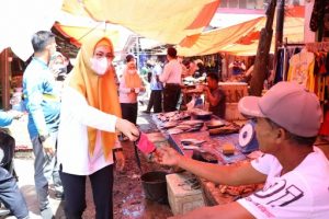 Pj Bupati Pesibar Bagikan Masker pada Pembeli dan Pedagang di Pasar
