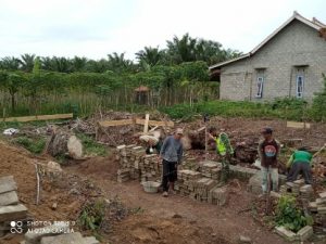 Babinsa Koramil 426-05 Ikut Gotong-royong Bangun Rumah Warga