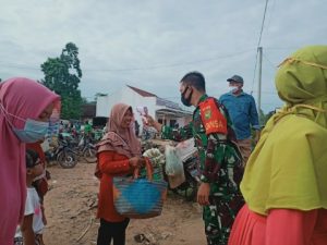 Terapkan Disiplin Protokol Kesehatan, Babinsa Cek Suhu Tubuh Warga Binaan
