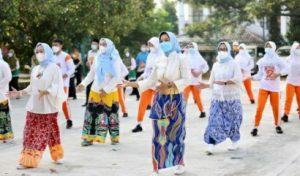 Riana Sari Arinal Senam di SMPN 2 Bandarlampung