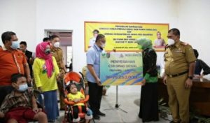 Ketua LKKS Lampung Serahkan Bantuan pada LKS Anak Taman Surga