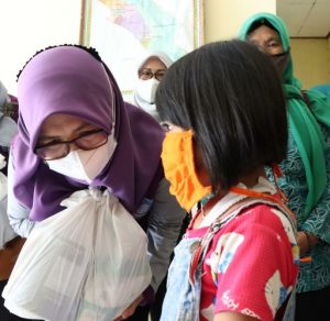 TP. PKK Pesisir Barat Serahkan Tali Asih