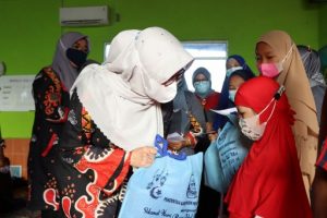 51 Anak Yatim Terima Santunan dari Ketua BKMT Pesisir Barat