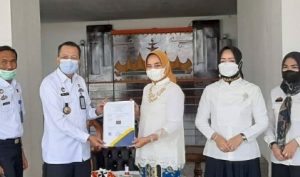 Riana Sari Arinal Terima Hak Paten Tapis Lampung dari Kemenhumham