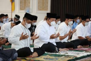 Gubernur Arinal Bersama Keluarga Shalat Ied di Mahan Agung