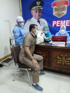 Wakil Ketua I DPRD Lamsel Ikut Penyuntikan Vaksin di RS Bob Bazar Kalianda