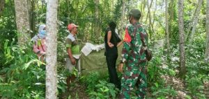 Anggota Koramil 426-04 Banjar Agung, Kodim 0426 Pantau Penerima Bantuan Jamban Sehat