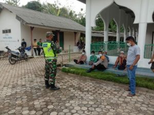 Bhabinsa 426-04 Kampung Agung Jaya Terus Ingatkan Masyarakat Jaga Kondisi Fisik