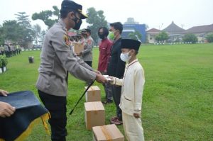 Sambut Hari Bhayangkara ke-75, Polres Tulangbawang Bagikan Ribuan Paket Sembako