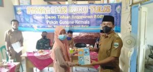 Peratin Gunung Kemala Bagikan Ribuan Buku Tulis