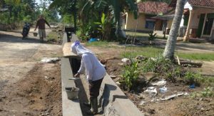 Tiyuh Candera Mukti Tingkatkan Infrastruktur dengan Membangun Drainase