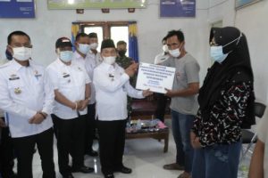 Pemerintah Pesisir Barat Serahkan Bantuan pada Ahli Musibah Kebakaran di Pekon Penggawa V Ulu