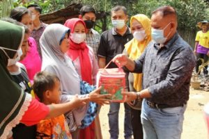 Gerak Cepat Nanang Ermanto Menilik Warga Desa Sidomukti Korban Kebakaran