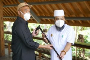 Bupati Umar Ahmad Dapat Hadiah Tongkat Bahan Tanduk dari Walikota Bengkulu Helmi Hasan